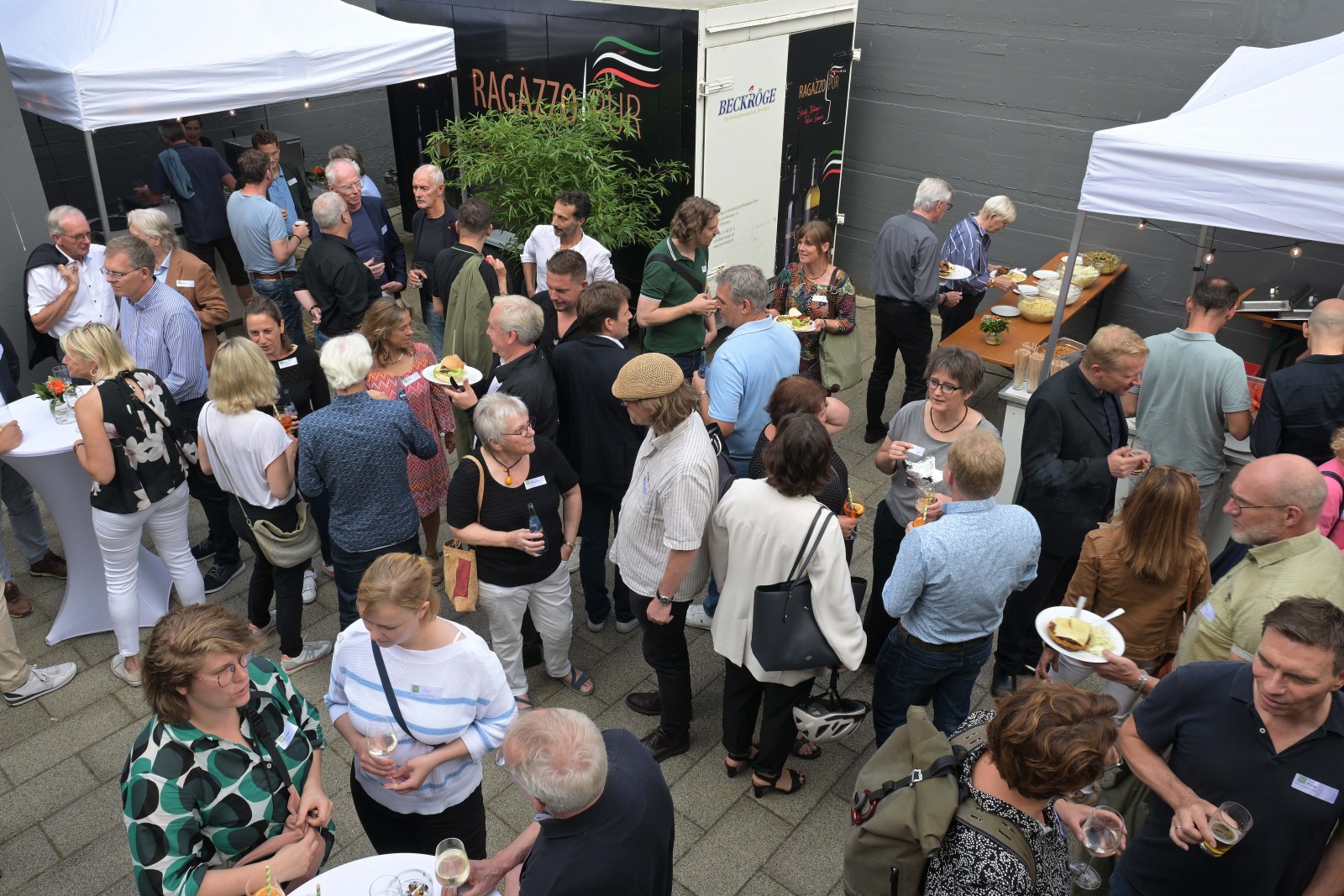 Ein Abend voller lebhafter Gespräche mit Kolleginnen und Kollegen bei kühlen Getränken